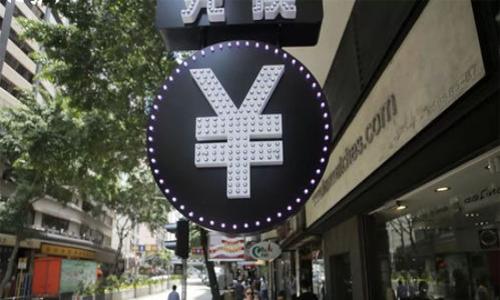 区块链共建平台是一种利用区块链技术，促进多个参与者共同创建、维护和发展数字资产或智能合约的在线平台。这类平台通过去中心化的方式，确保参与者之间的信息透明度和信任度，常被用于各种应用场景，如供应链管理、金融服务、游戏、版权保护等。

### 区块链共建平台的定义和基本概念

区块链技术是一种新兴的分布式账本技术，其核心特性在于去中心化、不可篡改和透明性。区块链共建平台则是在这种技术背书下创建的，意在使多个利益相关者能够在一个开放且公平的环境中共同开发和利用资源。

在这样的平台上，参与者可以无缝地进行交易、交换数据或进行合作，而不必依赖于单一的中央机构。区块链共建平台通常会提供一种框架，支持智能合约的实施，从而允许自动执行合同条款。

### 区块链共建平台的特点

1. **去中心化**：传统平台通常存在单一控制者，而区块链平台由所有参与者共同管理，减少了单点故障的风险。

2. **透明性**：所有交易和数据都记录在区块链上，任何人都可以查看，提高了信息的透明性。

3. **安全性**：区块链的加密技术保障了数据的安全，防止未经授权的篡改和盗用。

4. **智能合约**：平台通常支持智能合约的执行，自动化流程，提高效率。

5. **可追溯性**：在许多应用场景中，能够提供完整的数据追溯，增强了信任。

### 区块链共建平台的应用场景

区块链共建平台可以应用到多个行业，包括但不限于：

- **金融服务**：可以用于跨境支付、资产交易等，降低交易成本，同时提高处理速度。

- **供应链管理**：通过记录每一个环节的数据，确保货物信息透明，防止假冒伪劣产品。

- **医疗健康**：患者的病历可以在区块链上安全存储，不同医院之间可以及时分享，提升诊疗效率。

- **数字版权**：艺术创作者可以通过平台保护自己的作品，确保相应的版权得到尊重。

- **社交平台**：用户可以在平台上创建内容，并通过代币等机制获得收益。

## 相关问题探讨

### 问题一：区块链共建平台如何解决信任问题？

区块链共建平台最显著的优势之一是其解决了参与者之间的信任问题。由于区块链的去中心化特性，所有的交易和数据都存储在多个节点上，而不是依赖于一个中心化的服务器。这种分散的方式使得信息更难以篡改，从根本上建立了信任。

在传统互联网环境中，用户在与陌生平台合作时，往往需要依赖第三方中介机构，如银行、信用评级公司等。这些中介机构虽然在一定程度上提供了信任保障，但也带来了额外的费用和时间延误。而在区块链平台上，交易双方可以直接在分布式结算系统上完成，这不仅提高了效率，也减少了中介费用。

更进一步，区块链上的智能合约可以自动化执行合同条款，无需第三方的介入。这意味着，合同的执行是基于代码而非口头或书面承诺，提高了交易的安全性和效率。

### 问题二：区块链共建平台对传统商业模式的影响是什么？

区块链共建平台引发了对传统商业模式的重新思考。首先，由于其去中心化特性，企业不再需要依赖中央数据库或集中式的管理体系。这使得许多行业能够减少管理成本，提高透明度和效率。

例如，在金融行业，区块链技术的应用使得跨境支付变得更加直接和低成本，用户可以通过区块链平台进行实时交易，而不需要经过较长的银行系统审查。这挑战了传统银行业务的盈利模式。

在供应链管理中，通过使用区块链技术，企业能够实时追踪产品的来源，确保其在供应链中的每个环节都符合标准。这不仅提高了效率，还增强了消费者对品牌的信任。

总的来说，区块链共建平台为企业提供了一种新的方式来组织和运作业务，促使它们去中心化、透明化，从而可能导致传统商业模式的颠覆。

### 问题三：区块链共建平台面临哪些挑战？

尽管区块链共建平台具有很多优势，但仍然面临一些挑战：

1. **技术成熟度**：区块链技术还在不断发展，有些算法和协议尚未广泛应用，存在不确定性。

2. **法律法规**：许多地方的法律制度尚未跟上区块链技术的发展，如何在法律框架内使用和发展区块链仍是一个挑战。

3. **能源消耗**：某些类型的区块链（如比特币）需要巨大的计算能力，导致高昂的能源消耗和环境影响。

4. **用户教育**：公众对区块链的理解程度不一，要推广应用，需要加强用户的教育和引导。

5. **可扩展性**：现有一些区块链网络在处理大量交易时可能会遇到性能瓶颈，影响用户体验。

这些挑战需要通过技术进步和政策改善来逐步解决，以保证区块链共建平台的可持续发展。

### 问题四：如何选择合适的区块链共建平台？

在选择区块链共建平台时，有多个因素需要考虑：

1. **平台的技术性能**：不同的平台使用的技术架构和共识机制可能不同，需评估其处理速度、安全性及可扩展性。

2. **社区支持和开发生态**：活跃的开发者社区、丰富的开发者工具和文档支持使得在平台上进行开发更为高效。

3. **合规性**：选择的平台需遵循当地法律法规的要求，确保操作的合规性，减少法律风险。

4. **可用性和用户体验**：平台的易用性和用户界面设计也十分重要，特别是对于非技术用户。

5. **成本结构**：需关注平台的费用结构，包括交易费用、合约执行费用等，以评估长期的成本效益。

综合这些因素，可以更精准地选择适合自己需求的区块链共建平台。

### 问题五：未来区块链共建平台的趋势是什么？

随着技术的进步和产业应用的深入，区块链共建平台的未来趋势可以预见以下几个方面：

1. **跨链技术的成熟**：随着不同区块链之间的数据交流和交互能力增强，跨链技术将逐步成熟，允许在多个区块链之间共享和交易资产。

2. **私人链和联盟链的普及**：很多企业可能更倾向于使用私人链或联盟链，以保持数据的隐私和控制权，同时享受区块链的优势。

3. **与人工智能结合**：越来越多的区块链应用场景将与人工智能技术结合，实现更加智能化的合约执行和数据分析功能。

4. **监管政策完善**：国家和地区将逐步完善区块链的法律法规，为其发展提供更为稳定的环境。

5. **生态系统的发展**：整个区块链生态系统将更加丰富，涵盖更多的应用和服务，为用户提供更为全面的解决方案。

总的来说，区块链共建平台将在未来不断发展，推动各个行业的数字化转型和创新。